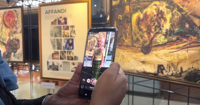 Pameran 'Hologram Canvas' yang Bikin Lukisan Klasik Bisa Bergerak dan Berbicara dengan Pengunjung!